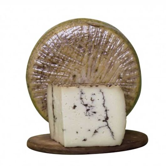 Degusta el Pecorino Moliterno Al Tartufo, un queso de oveja italiano enriquecido con trufas, que ofrece un sabor exquisito y una experiencia culinaria lujosa.